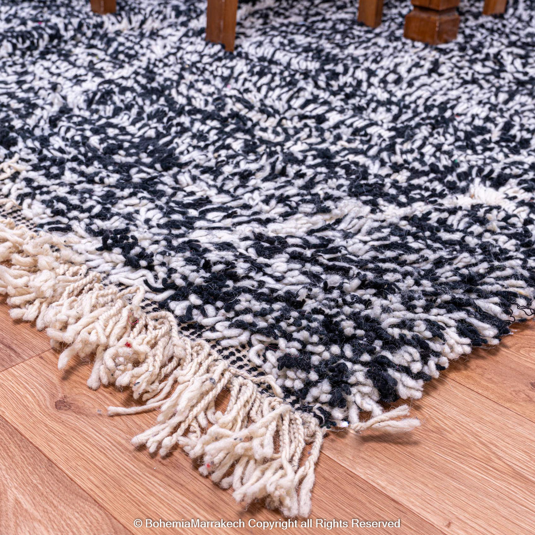 Black and white Moroccan wool rug with diamond lattice pattern – Beni Ourain handmade