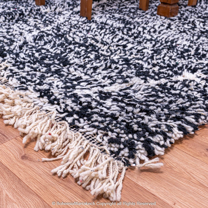 Black and white Moroccan wool rug with diamond lattice pattern – Beni Ourain handmade