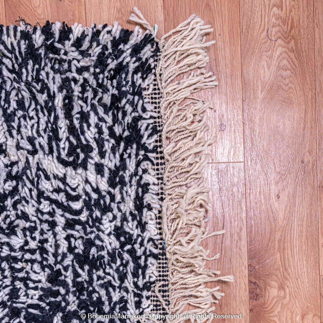 Black and white Moroccan wool rug with diamond lattice pattern – Beni Ourain handmade