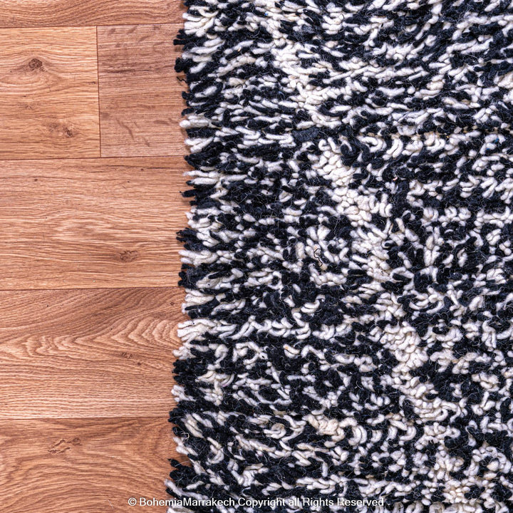 Black and white Moroccan wool rug with diamond lattice pattern – Beni Ourain handmade
