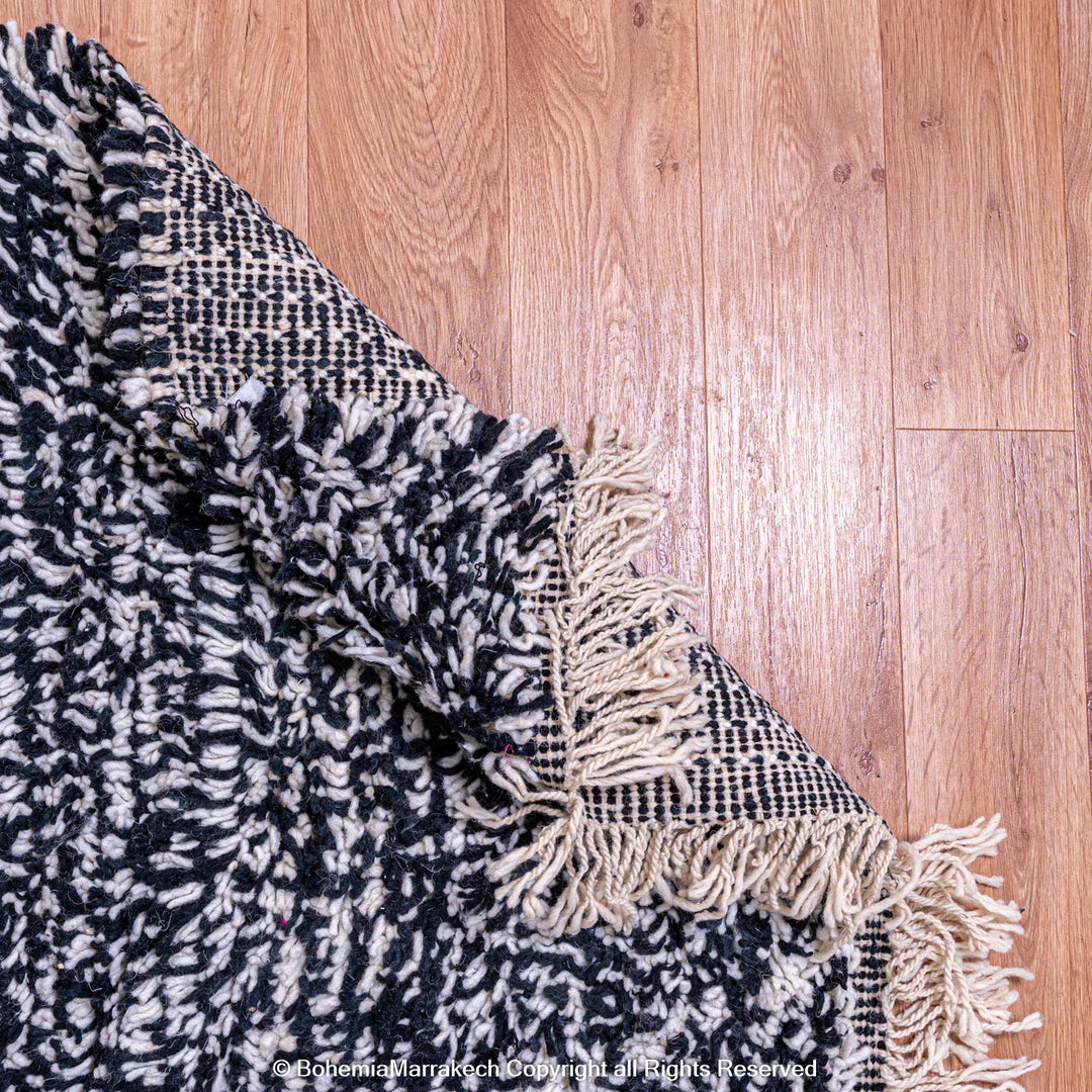 Black and white Moroccan wool rug with diamond lattice pattern – Beni Ourain handmade