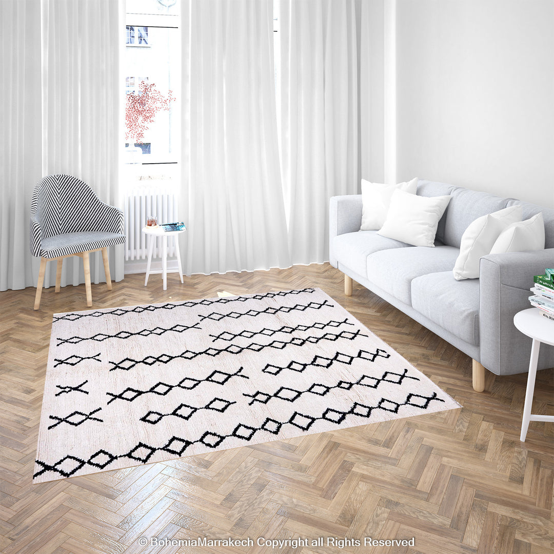 Black and white Moroccan rug with vertical diamond line pattern in Beni Ourain style