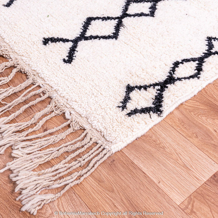 Black and white Moroccan rug with vertical diamond line pattern in Beni Ourain style
