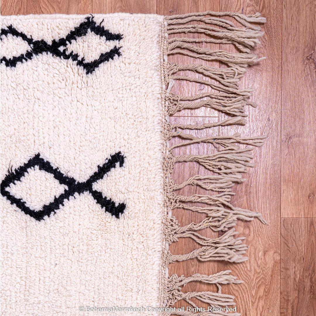 Black and white Moroccan rug with vertical diamond line pattern in Beni Ourain style