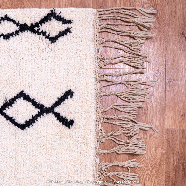 Black and white Moroccan rug with vertical diamond line pattern in Beni Ourain style