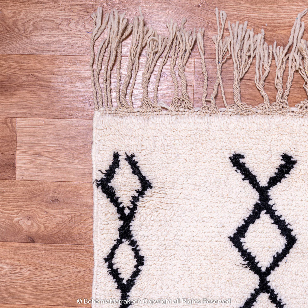 Black and white Moroccan rug with vertical diamond line pattern in Beni Ourain style