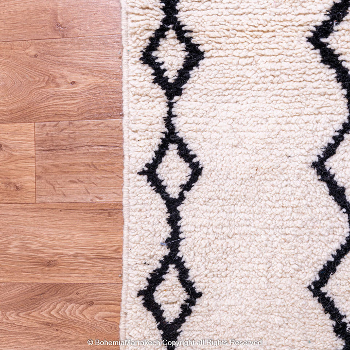 Black and white Moroccan rug with vertical diamond line pattern in Beni Ourain style