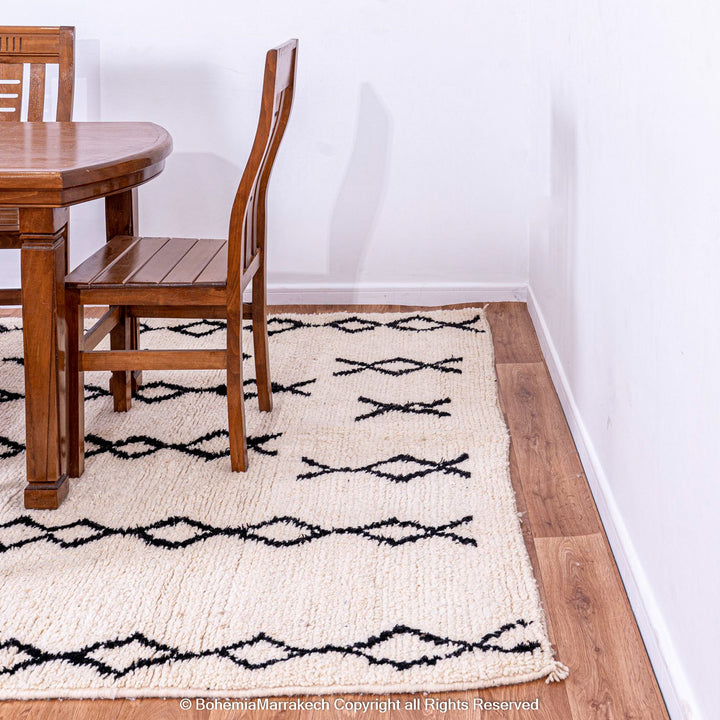 Black and white Moroccan rug with vertical diamond line pattern in Beni Ourain style