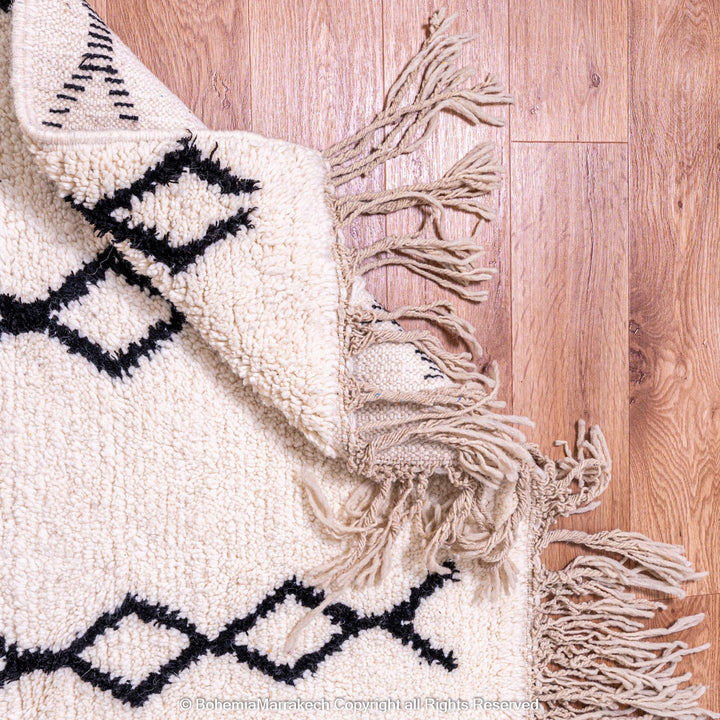 Black and white Moroccan rug with vertical diamond line pattern in Beni Ourain style