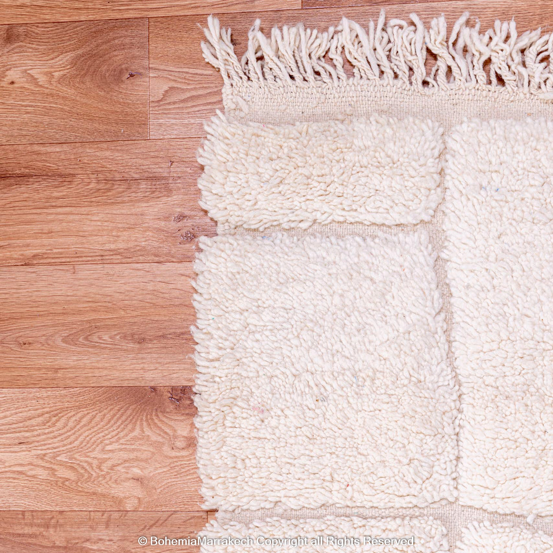 Minimalist Off-White Moroccan Berber Rug with Geometric Design, Handmade from Wool, Traditional Floor Decor from Morocco