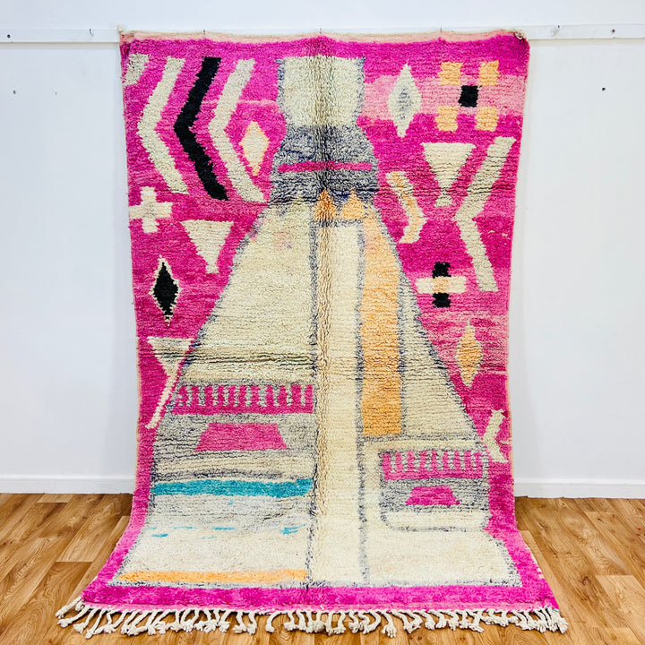 Pink vintage Moroccan Berber rug with geometric patterns, handmade using traditional techniques, 264x162 cm.