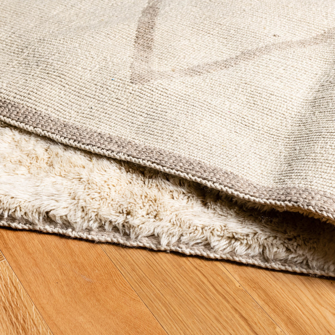 Neutral Beni Mrirt wool rug with triangle motifs, showcasing Moroccan Berber design, perfect for minimalist and bohemian interiors.