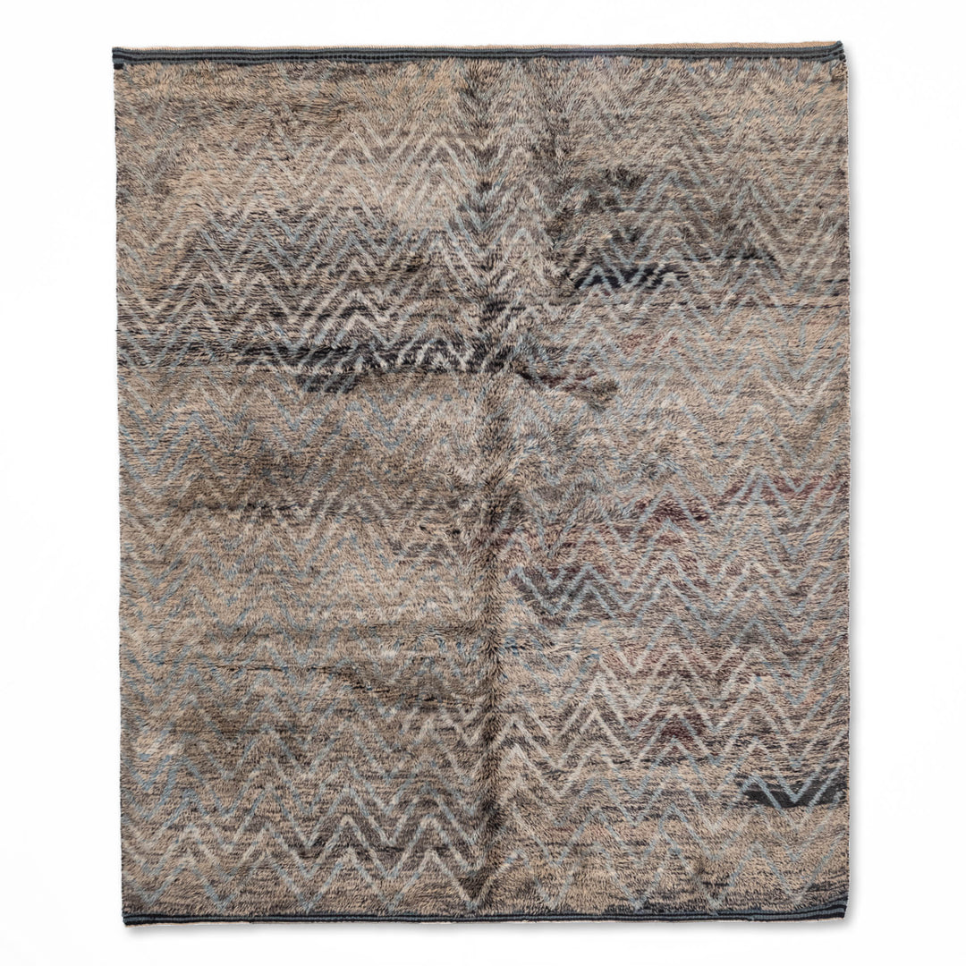 Textured Zigzag Moroccan rug with handwoven wool in earthy tones, perfect for modern or boho interiors. Moroccan wool rug.