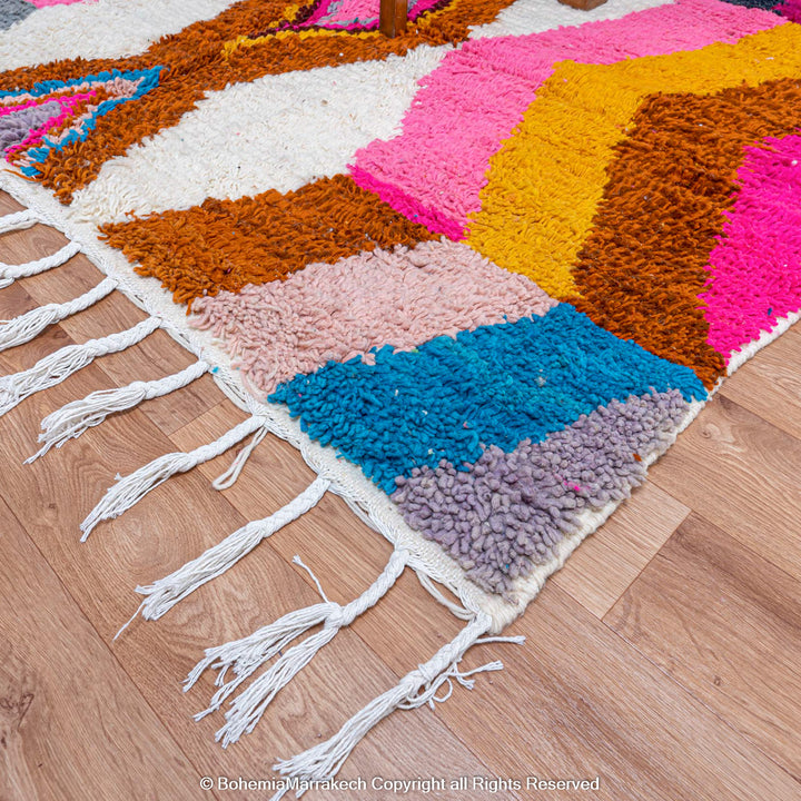 Colorful Moroccan wool rug with zig-zag and diamond patterns – handmade Berber design