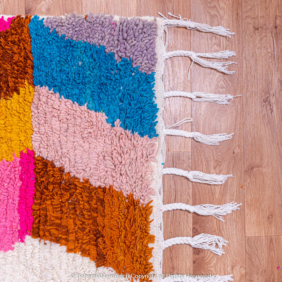 Colorful Moroccan wool rug with zig-zag and diamond patterns – handmade Berber design