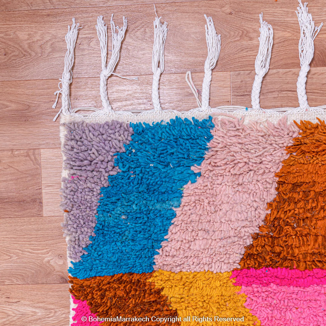 Colorful Moroccan wool rug with zig-zag and diamond patterns – handmade Berber design