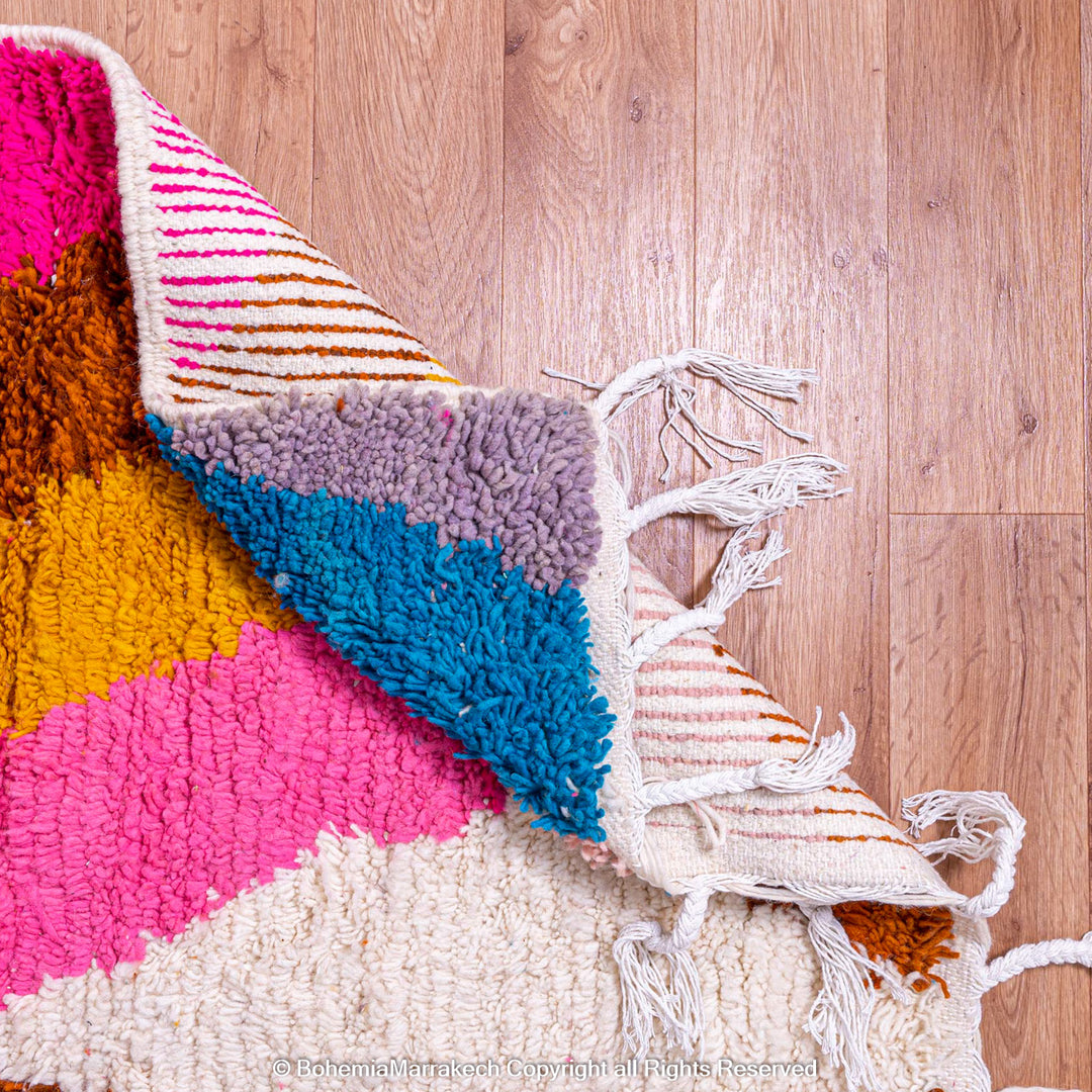 Colorful Moroccan wool rug with zig-zag and diamond patterns – handmade Berber design