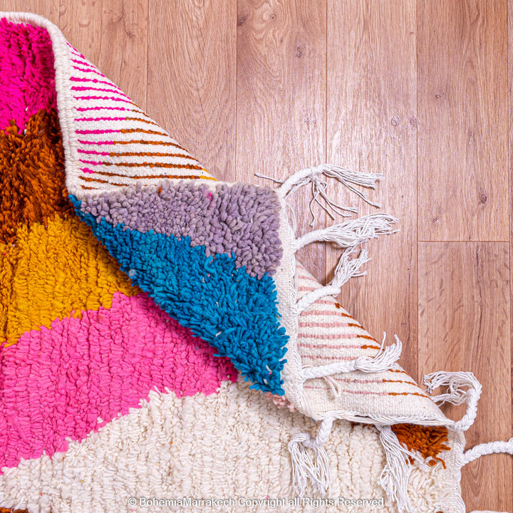 Colorful Moroccan wool rug with zig-zag and diamond patterns – handmade Berber design
