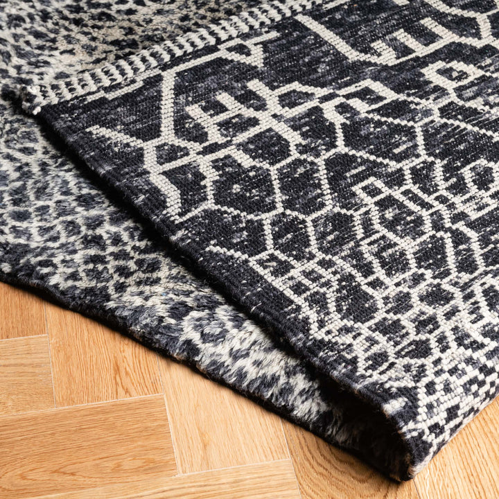 Black Beni Mrirt Rug – Textured Abstract Wool Carpet