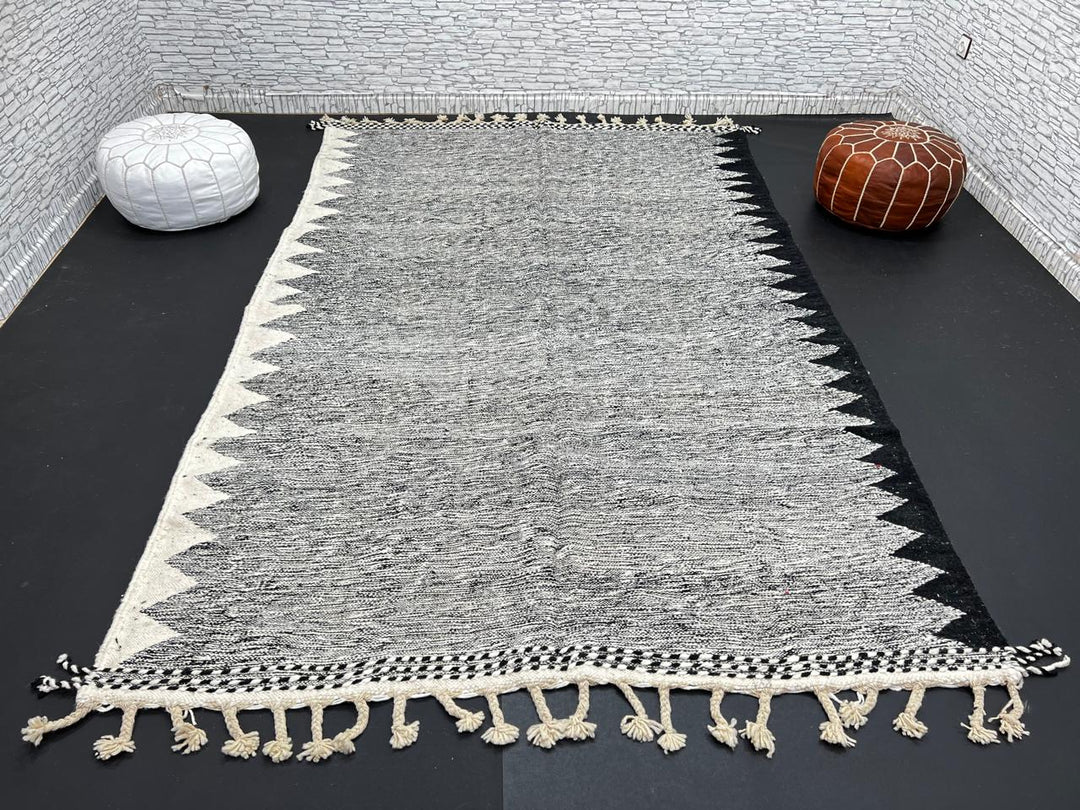 Handwoven black and white Moroccan flatweave wool rug with geometric zigzag pattern – handmade Berber rug from Morocco