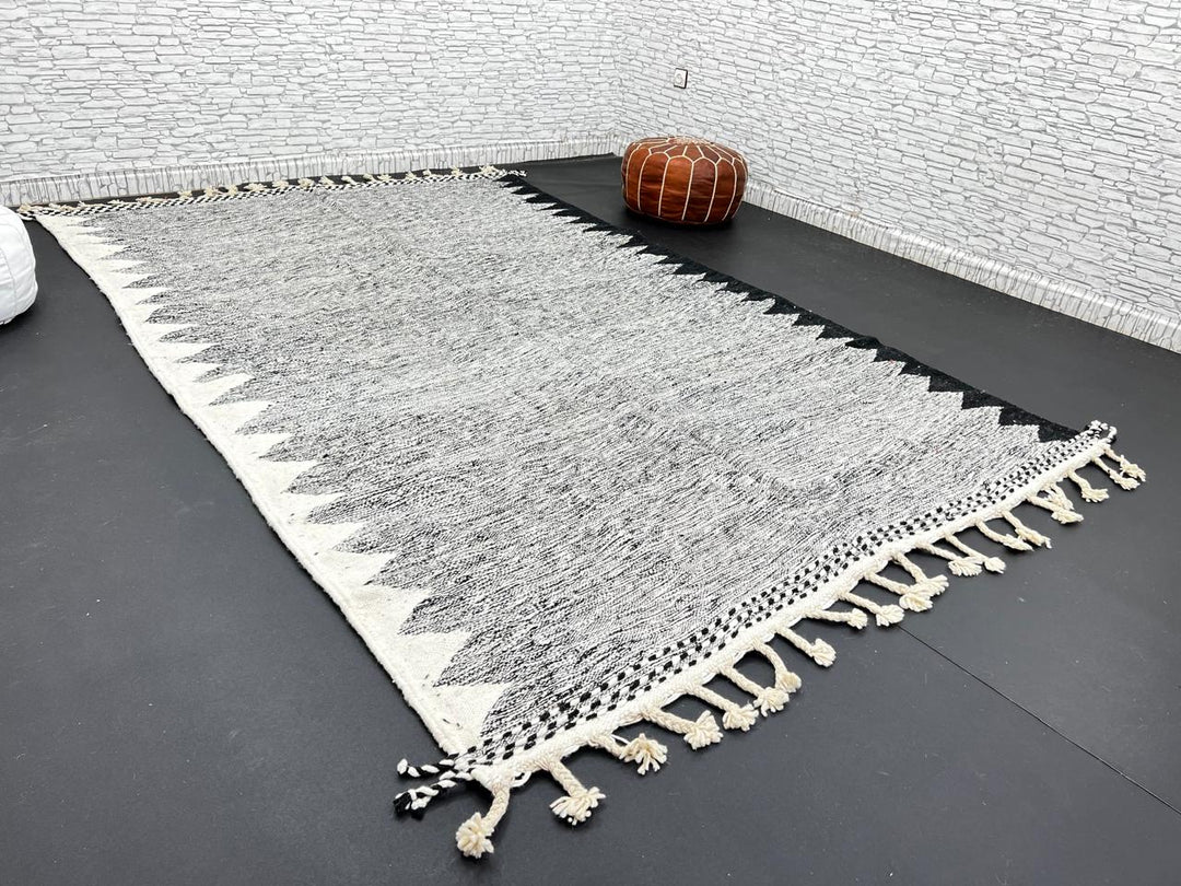 Handwoven black and white Moroccan flatweave wool rug with geometric zigzag pattern – handmade Berber rug from Morocco