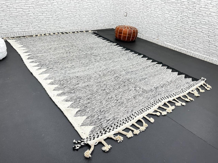 Handwoven black and white Moroccan flatweave wool rug with geometric zigzag pattern – handmade Berber rug from Morocco