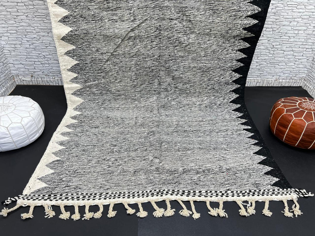 Handwoven black and white Moroccan flatweave wool rug with geometric zigzag pattern – handmade Berber rug from Morocco