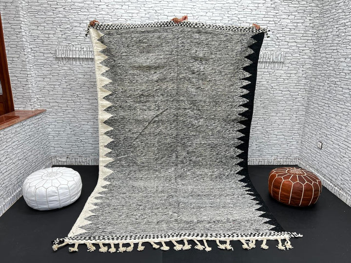 Handwoven black and white Moroccan flatweave wool rug with geometric zigzag pattern – handmade Berber rug from Morocco