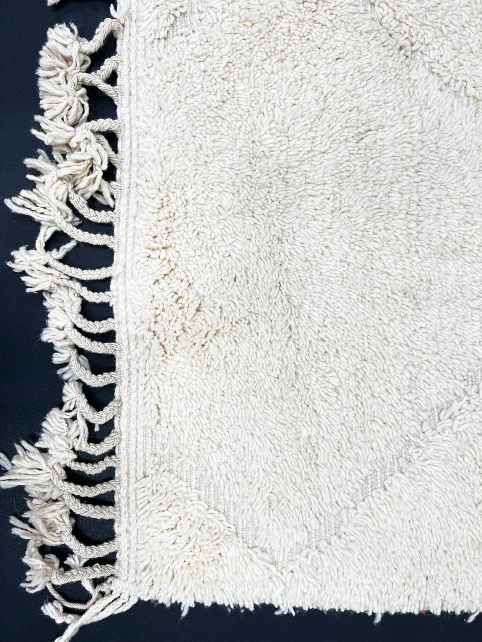 Handwoven Beni Ourain Moroccan rug in cream white wool with soft diamond pattern – plush Berber carpet