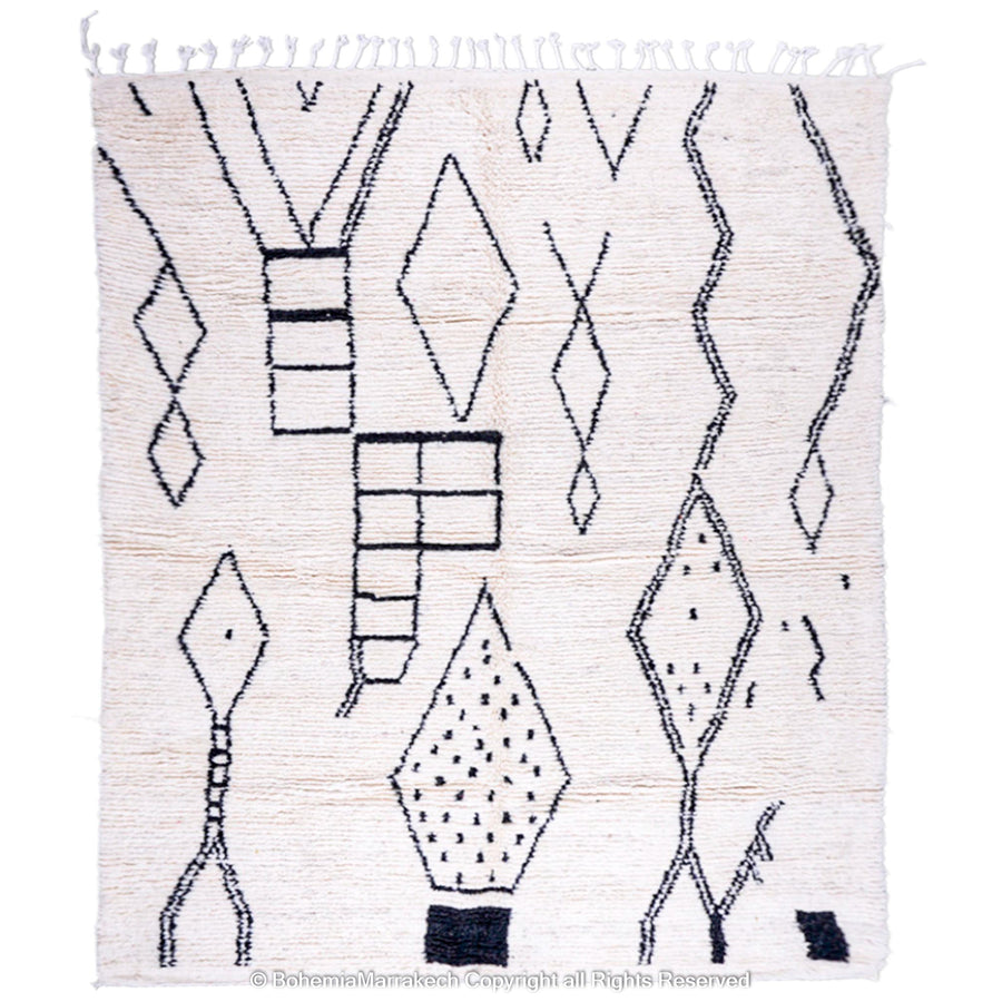 White Moroccan rug with abstract black diamonds, handmade from 100% natural wool, ideal for modern and bohemian decor.