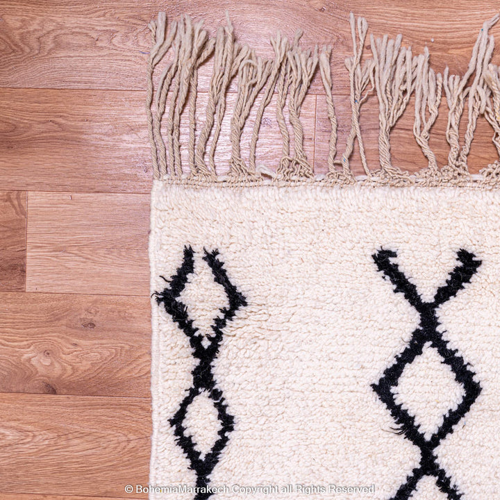 Black and white Moroccan rug with vertical diamond line pattern in Beni Ourain style