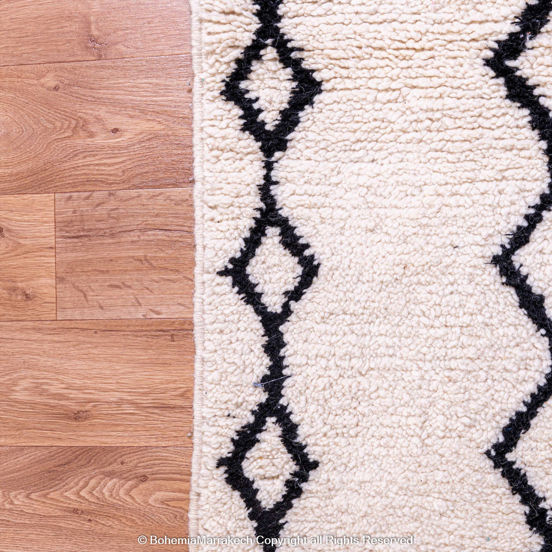 Black and white Moroccan rug with vertical diamond line pattern in Beni Ourain style