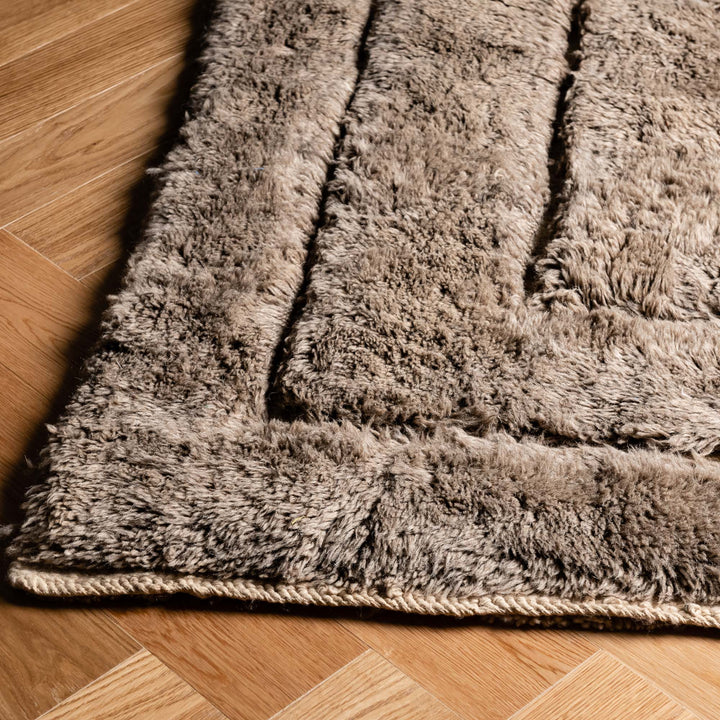 Earth-Tone Beni Mrirt Rug – Handwoven Wool Comfort