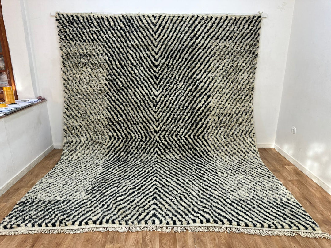 Hypnotic Beni Mrirt Rug – Black line &amp; white Wool Artwork