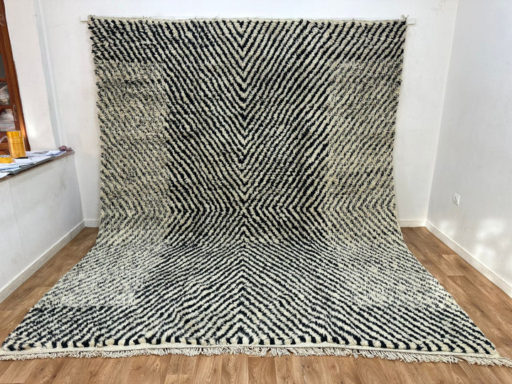 Hypnotic Beni Mrirt Rug – Black line & white Wool Artwork