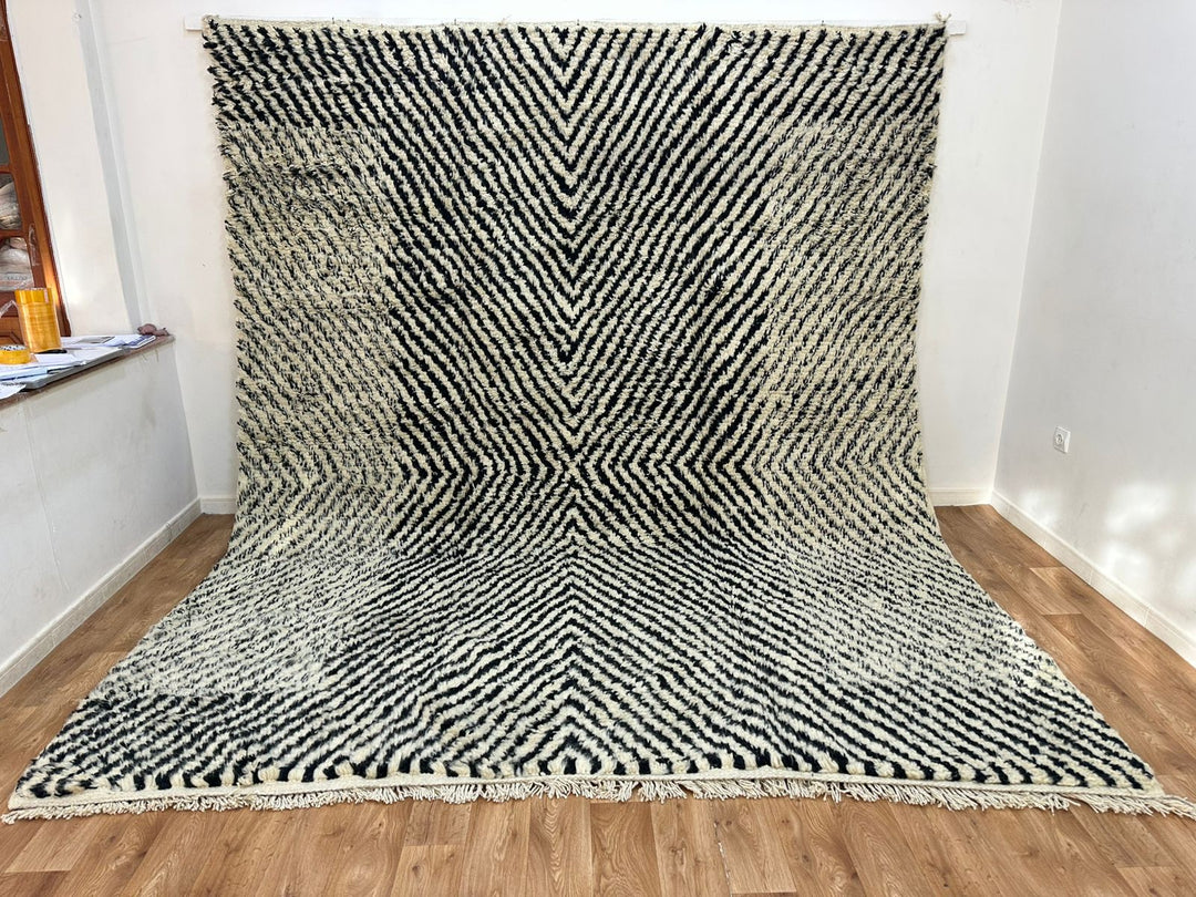 Hypnotic Beni Mrirt Rug – Black line & white Wool Artwork