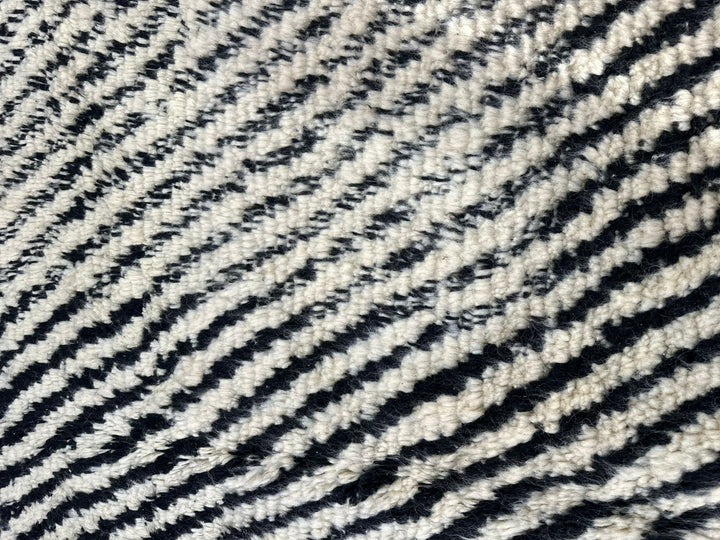 Hypnotic Beni Mrirt Rug – Black line &amp; white Wool Artwork