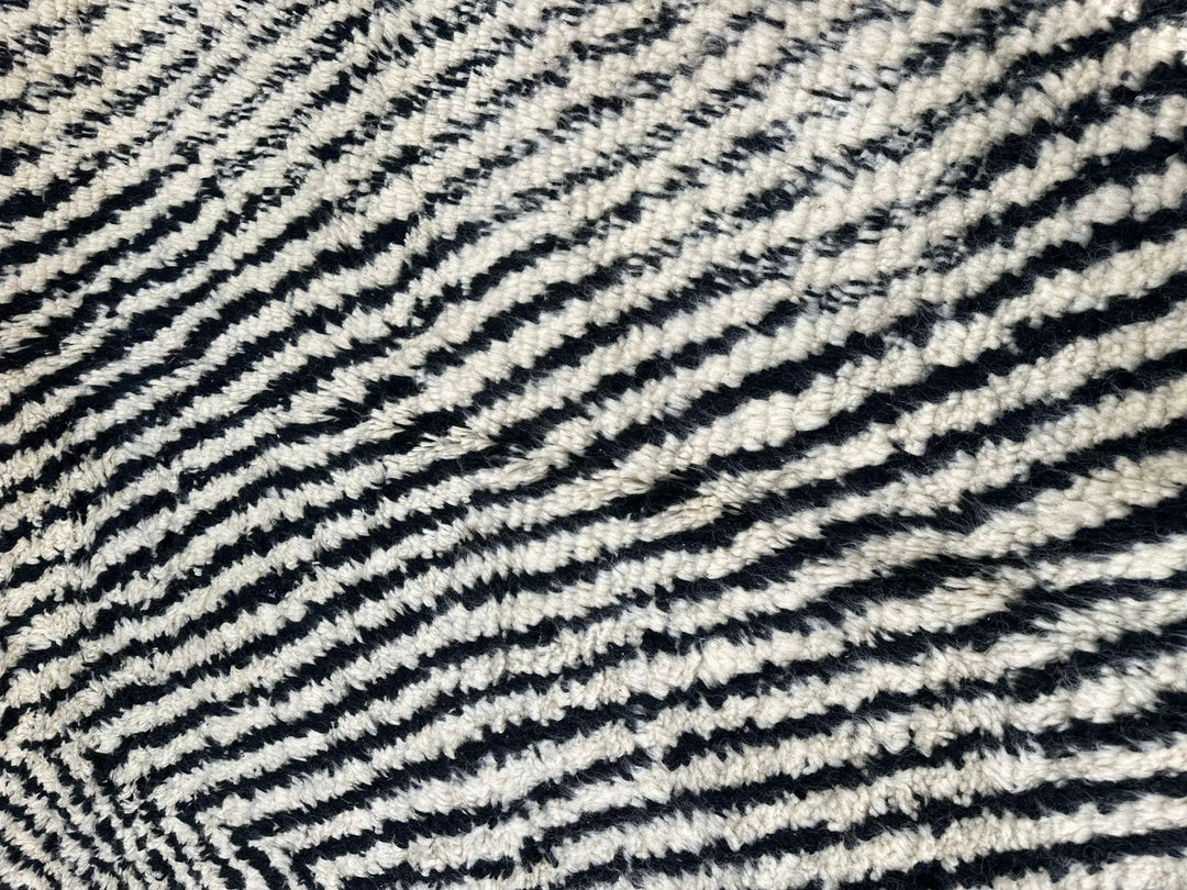Hypnotic Beni Mrirt Rug – Black line &amp; white Wool Artwork