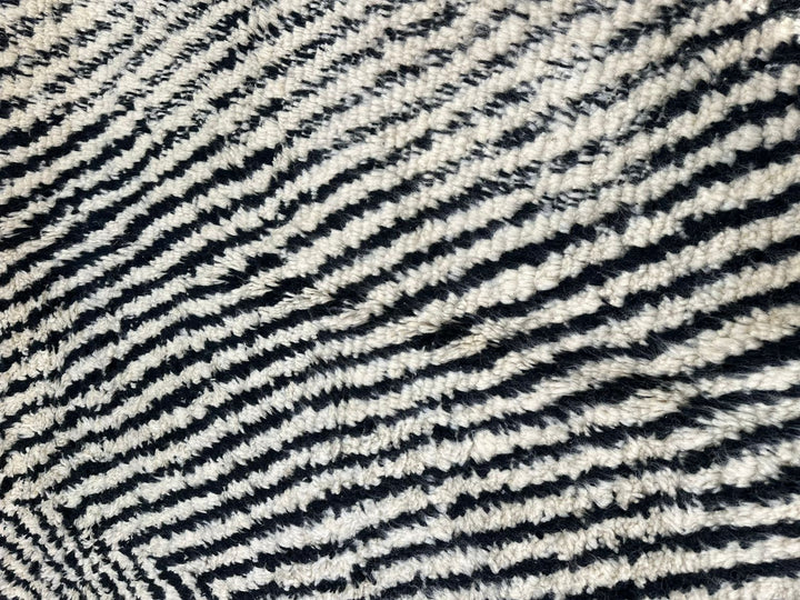 Hypnotic Beni Mrirt Rug – Black line & white Wool Artwork