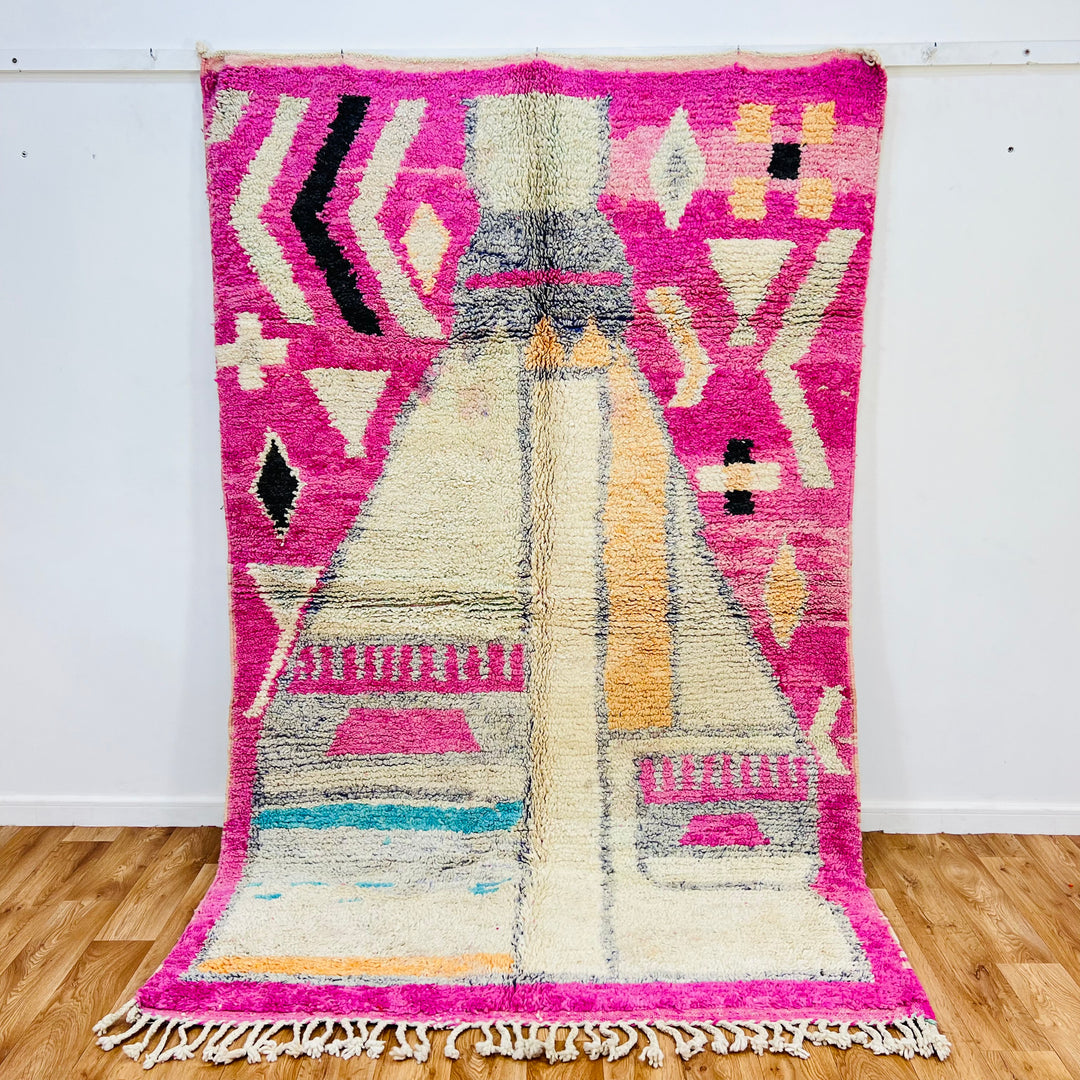 Pink vintage Moroccan Berber rug with geometric patterns, handmade using traditional techniques, 264x162 cm.