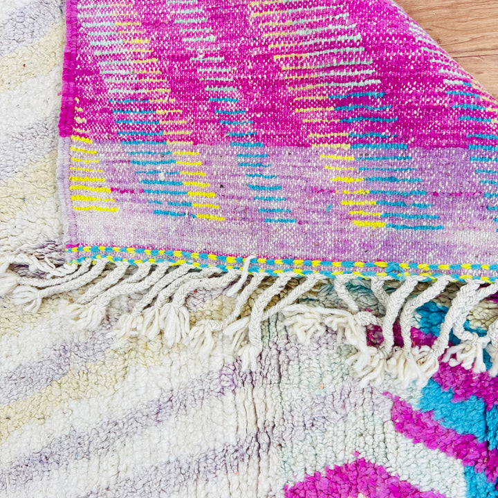 Chevron pattern Moroccan wool rug with colorful base - Rug 675 (246x162 cm)

