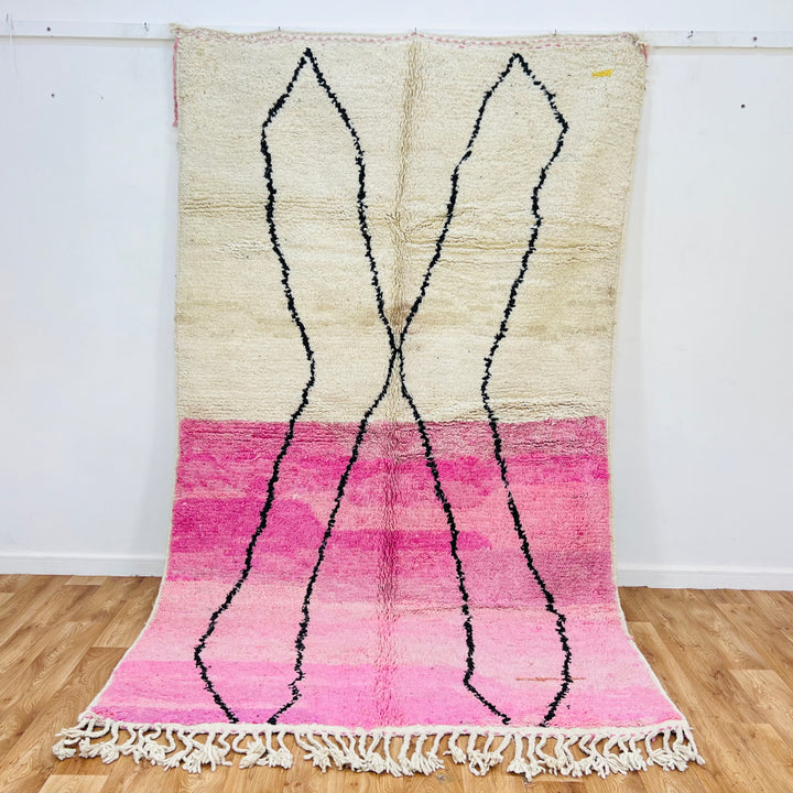Vintage Moroccan rug with pink gradient and black lines – 275x160 cm

