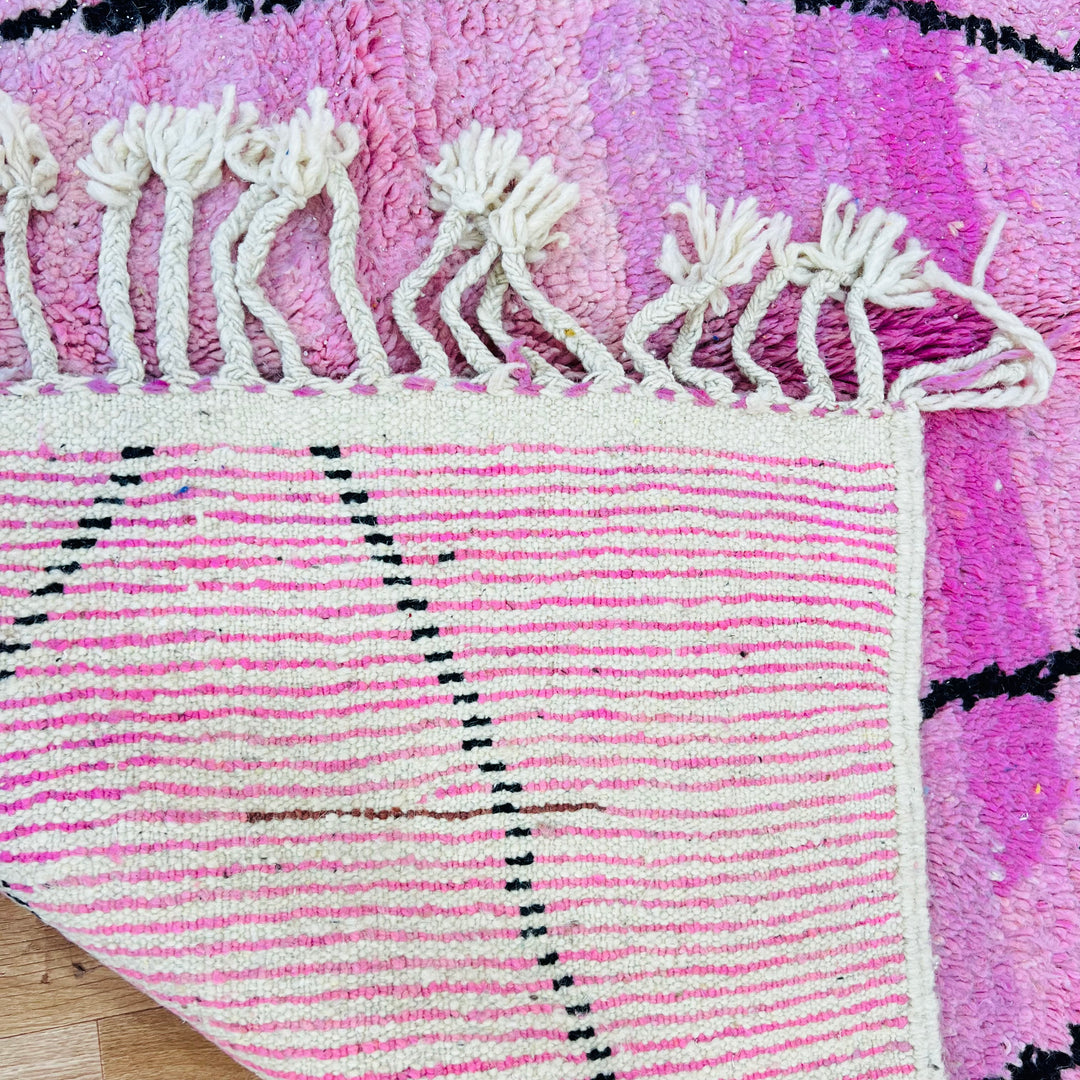 Vintage Moroccan rug with pink gradient and black lines – 275x160 cm

