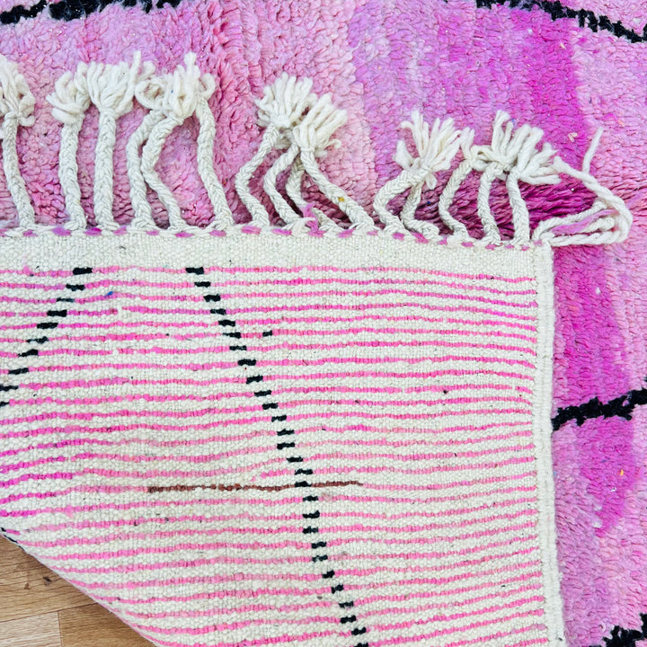Vintage Moroccan rug with pink gradient and black lines – 275x160 cm

