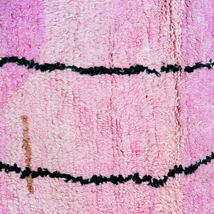 Vintage Moroccan rug with pink gradient and black lines – 275x160 cm

