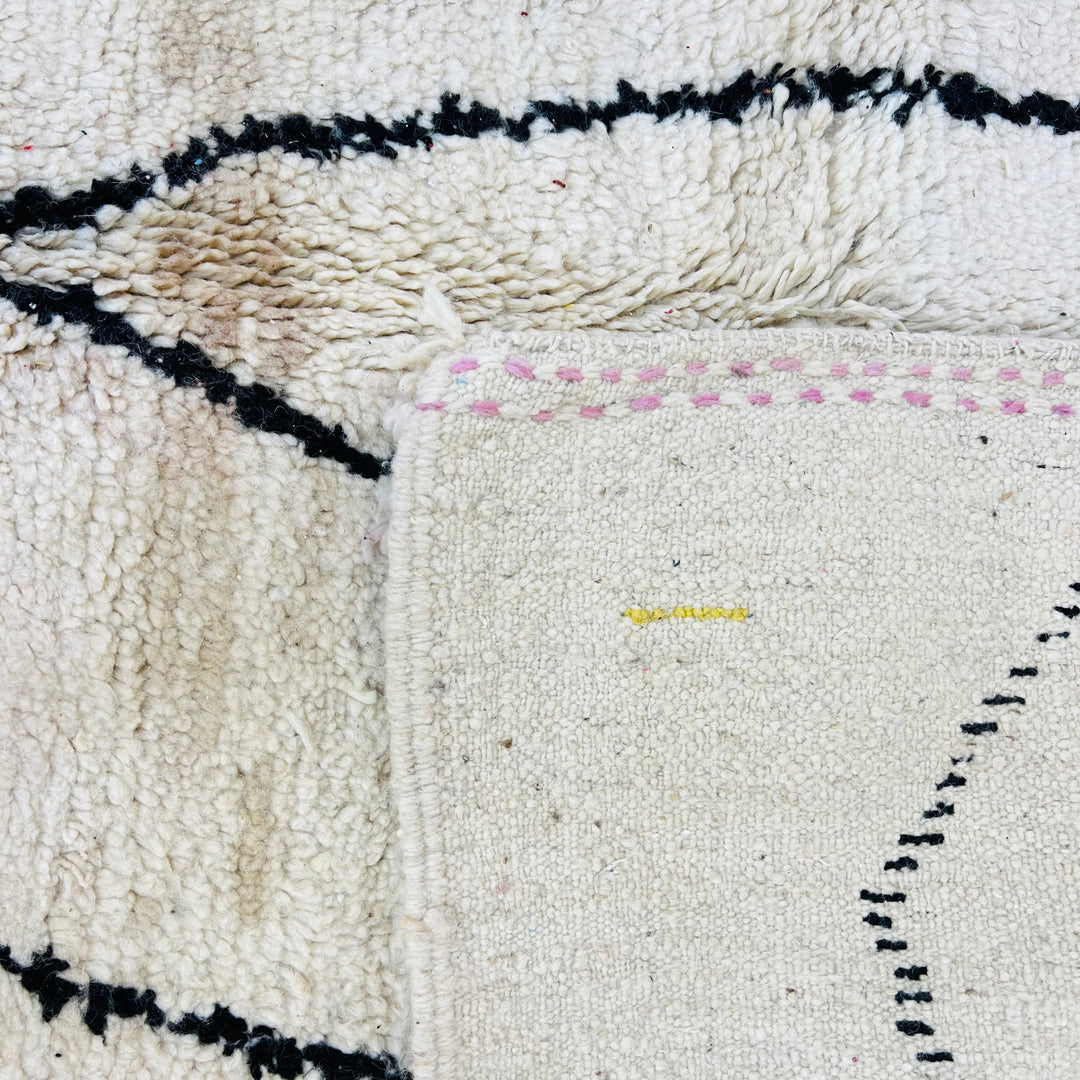 Vintage Moroccan rug with pink gradient and black lines – 275x160 cm

