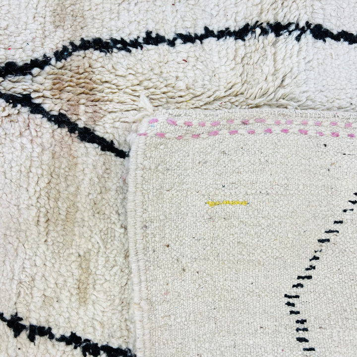 Vintage Moroccan rug with pink gradient and black lines – 275x160 cm

