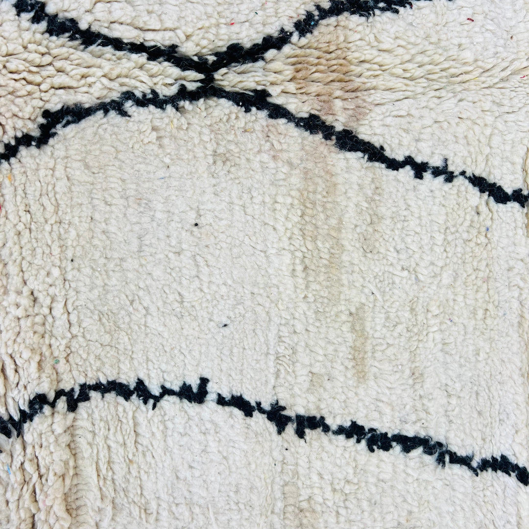 Vintage Moroccan rug with pink gradient and black lines – 275x160 cm

