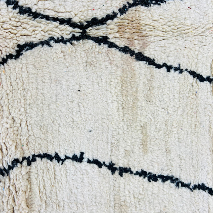 Vintage Moroccan rug with pink gradient and black lines – 275x160 cm

