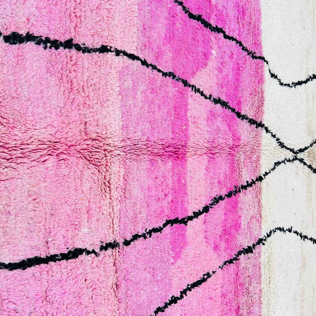 Vintage Moroccan rug with pink gradient and black lines – 275x160 cm

